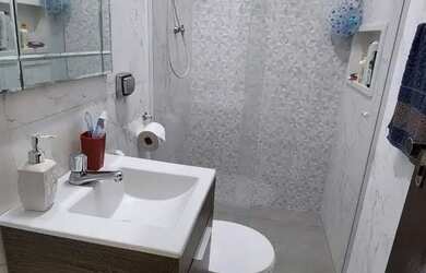 Imagem: A casa possui 3 Dormitórios, 2 Banheiros, 2 Vagas na garagem