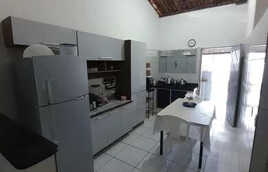 Imagem: A casa possui 5 Dormitórios, 3 Banheiros, 2 Vagas na garagem