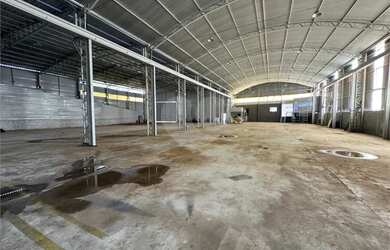 Imagem: O depósito possui 5 Vagas na garagem, 2.128m² de Área e