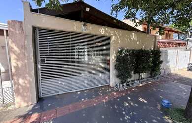 Imagem: A casa possui 2 Dormitórios, 2 Banheiros, 2 Vagas na garagem