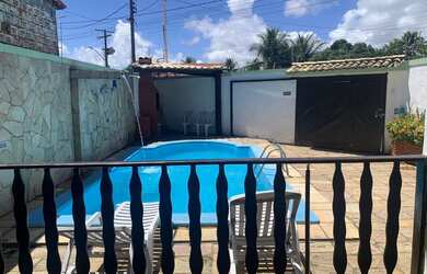 Imagem: A casa possui 5 Dormitórios, Acomodam 25 pessoas, 3 Vagas na