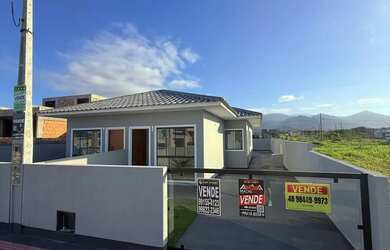 Imagem: A casa possui 2 Dormitórios, 2 Banheiros, 2 Vagas na garagem