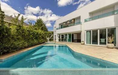 Imagem: A casa em condomínio possui 5 Dormitórios, 5 Banheiros, 5