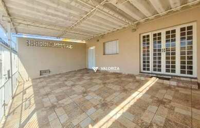 Imagem: A casa possui 4 Dormitórios, 4 Banheiros, 3 Vagas na garagem