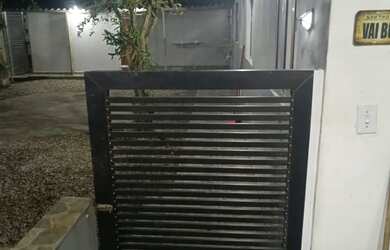 Imagem: A casa possui 1 Dormitório, 1 Banheiro, 1 Vaga na garagem