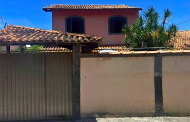 Imagem: A casa possui 4 Dormitórios, 3 Banheiros, 2 Vagas na garagem