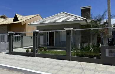 Imagem: A casa e possui 3 Dormitórios, Suítes, 3 Banheiros, 4 Vagas