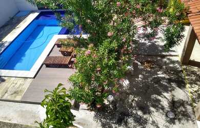 Imagem: A casa possui 4 Dormitórios, Acomodam 15 pessoas, 3 Vagas na