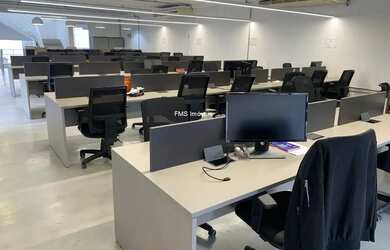 Imagem: O depósito possui 4 Vagas na garagem e 720m² de Área e está