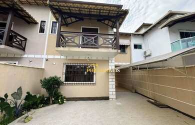 Imagem: A casa possui 5 Dormitórios, 3 Banheiros, 2 Vagas na garagem