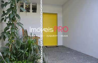 Imagem: A casa possui 4 Dormitórios, 4 Banheiros, 2 Vagas na garagem