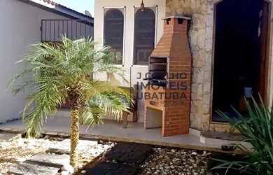 Imagem: A casa possui 4 Dormitórios, 2 Banheiros, 2 Vagas na garagem