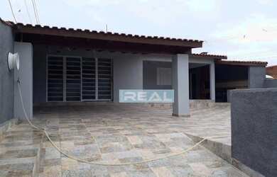 Imagem: A casa possui 3 Dormitórios, 2 Banheiros, 2 Vagas na garagem