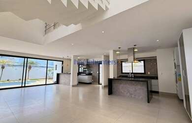 Imagem: A casa em condomínio possui 4 Dormitórios, 5 Banheiros, 4