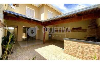 Imagem: A casa possui 4 Dormitórios, 5 Banheiros, 3 Vagas na garagem