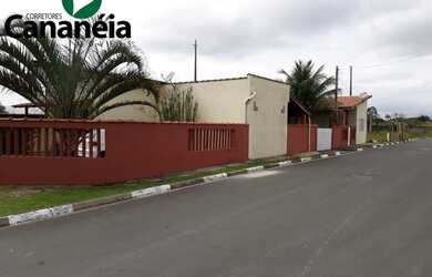 Imagem: A casa possui 2 Dormitórios, 3 Banheiros, 2 Vagas na garagem