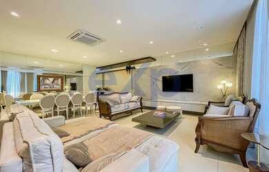 Imagem: A casa possui 4 Dormitórios, 5 Banheiros, 3 Vagas na garagem