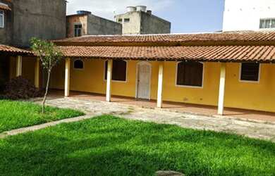 Imagem: A casa possui 3 Dormitórios, 2 Banheiros, 5 Vagas na garagem