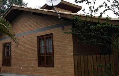 Imagem: A casa possui 3 Dormitórios, 2 Banheiros, 1 Vaga na garagem