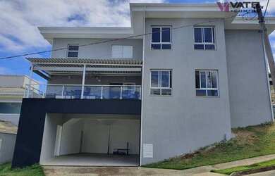 Imagem: A casa possui 4 Dormitórios, 5 Banheiros, 4 Vagas na garagem