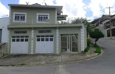 Imagem: A casa possui 4 Dormitórios, 4 Banheiros e 240m² de Área