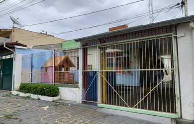 Imagem: A casa possui 4 Dormitórios, 2 Banheiros, 1 Vaga na garagem