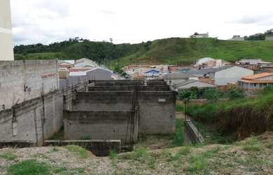 Imagem: O terreno possui 200m² de Área e está localizado em Loteamento