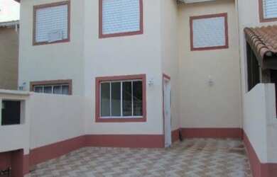 Imagem: A casa possui 2 Dormitórios, 2 Banheiros, 3 Vagas na garagem