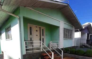 Imagem: A casa possui 3 Dormitórios, 2 Banheiros, 2 Vagas na garagem