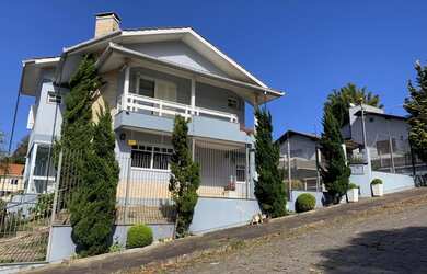 Imagem: A casa possui 3 Dormitórios, 1 Banheiro, 2 Vagas na garagem