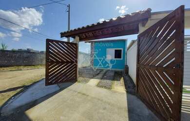 Imagem: A casa possui 3 Dormitórios, 2 Banheiros, 2 Vagas na garagem