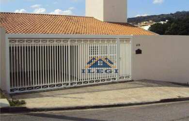 Imagem: A casa possui 3 Dormitórios, 3 Banheiros, 2 Vagas na garagem