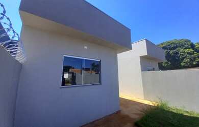 Imagem: A casa possui 1 Dormitório, 2 Banheiros, 2 Vagas na garagem