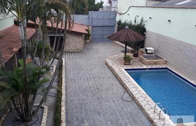 Imagem: A casa possui 3 Dormitórios, 3 Banheiros, 5 Vagas na garagem