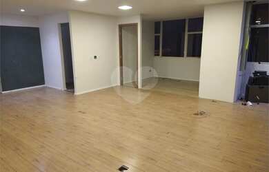 Imagem: O depósito possui 4 Vagas na garagem e 323m² de Área e está