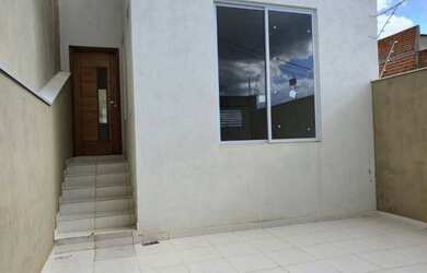 Imagem: A casa possui 3 Dormitórios, 2 Banheiros, 2 Vagas na garagem