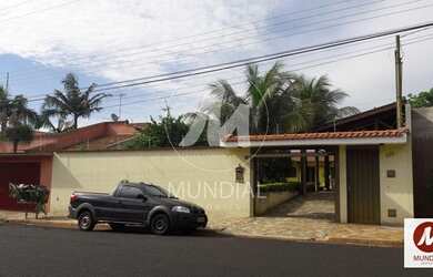 Imagem: O depósito possui 4 Vagas na garagem, 158m² de Área e está