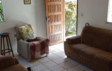 Imagem: A casa possui 2 Dormitórios, 1 Banheiro, 2 Vagas na garagem