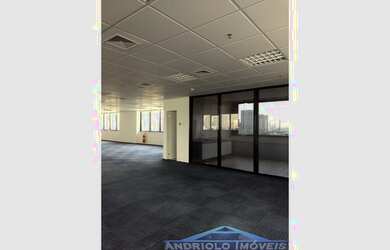 Imagem: O depósito possui 4 Vagas na garagem, 162m² de Área e está