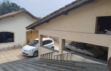 Imagem: A casa possui 2 Dormitórios, 2 Banheiros, 5 Vagas na garagem