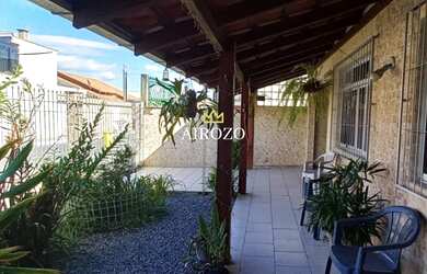 Imagem: A casa possui 2 Dormitórios, 2 Banheiros, 2 Vagas na garagem