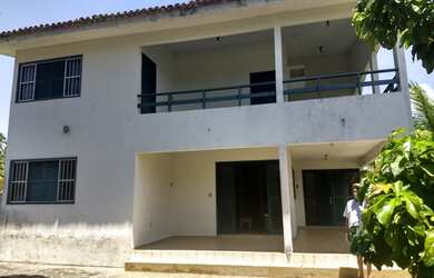 Imagem: A casa possui 4 Dormitórios, 2 Banheiros, 4 Vagas na garagem