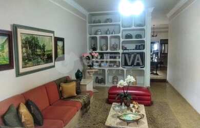 Imagem: A casa possui 5 Dormitórios, 4 Banheiros, 5 Vagas na garagem