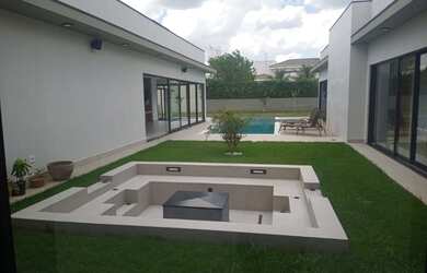 Imagem: A casa em condomínio possui 3 Dormitórios, 3 Banheiros, 4