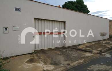 Imagem: A casa possui 3 Dormitórios, 2 Banheiros, 5 Vagas na garagem