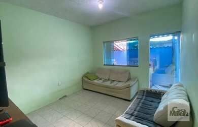 Imagem: A casa possui 4 Dormitórios, 2 Banheiros, 3 Vagas na garagem