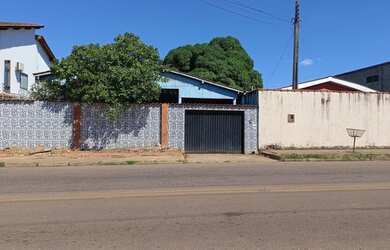 Imagem: A casa possui 4 Dormitórios, 3 Banheiros, 5 Vagas na garagem