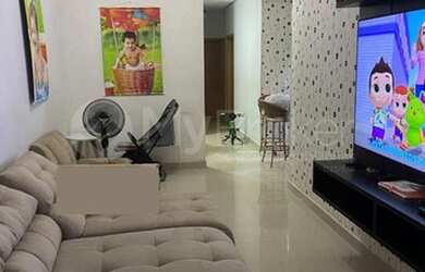 Imagem: A casa possui 3 Dormitórios, 2 Banheiros, 2 Vagas na garagem