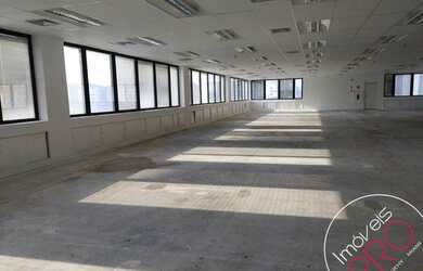 Imagem: O depósito possui 5 Vagas na garagem, 526m² de Área e está