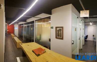 Imagem: O depósito possui 5 Vagas na garagem, 378m² de Área e está